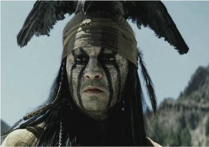 En un Hollywood que apenas apuesta por personajes indios, contratar a Johnny Depp para darle la réplica nativo-americana-cómica a Armie Hammer fue considerado una ofensa y una falta de respeto. El actor se defendió asegurando que "supone" que tiene antepasados cherokees, "probablemente por el lado de mi abuela". Y se quedó tan ancho. La película perdió 200 millones de euros, y los críticos se ensañaron con ella, describiéndola como una extravagancia ruidosa, excesivamente larga y anodina. La carrera de Depp se hundía a toda velocidad, y su truco de interpretar a Jack Sparrow en todas sus películas dejó de resultar rentable. Por eso aceptó reducir su salario: de 20 millones a 10 millones. Qué generoso.