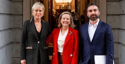 La vicepresidenta Nadia Calviño, junto con Carme Artigas, secretaria de Estado de Digitalización, y Paco Polo, Alto Comisionado para España Nación Emprendedora. 