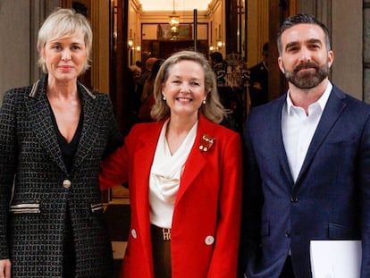 La vicepresidenta Nadia Calviño, junto con Carme Artigas, secretaria de Estado de Digitalización, y Paco Polo, Alto Comisionado para España Nación Emprendedora. 