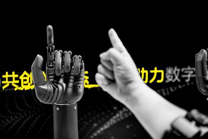 Una mano prostética en una feria sobre inteligencia artificial celebrada en 2021 en Shangái.