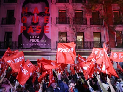 Pedro Sánchez acena para simpatizantes na sede do PSOE, em Madri