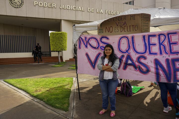 Roxana Ruiz Santiago, una joven de 22 años, en una protesta previa a una audiencia sobre su situación penal, en los juzgados del Penal Bordo de Xochiaca, en el Estado de México, el 29 de julio de 2022.
