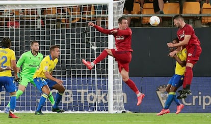 David García marca de cabeza el tercer gol de Osasuna ante el Cádiz.