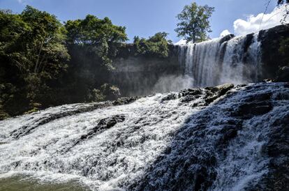 Por sus colinas y sus lagos, algunos llaman a la región de Sen Monorom, en Mondulkiri, la Suiza de Camboya. Es una zona de bonitas cascadas, entre otros atractivos, como la de Bou Sraa: dos niveles, uno superior de unos 10 metros de caída y otro inferior más espectacular, con una estruendosa caída a 25 metros.