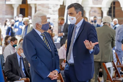 El presidente Sánchez habla con Gene Block, rector de la Universidad de California en Los Ángeles (UCLA)