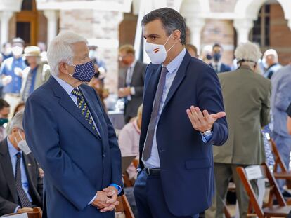 El presidente Sánchez habla con Gene Block, rector de la Universidad de California en Los Ángeles (UCLA).