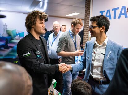 Carlsen felicita hoy a Giri tras ganar su última partida