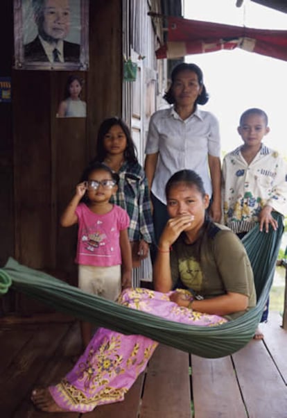 A Him Srey Rotha la fotografió hace dos años Isabel Muñoz. Ahora ha regresado junto a su tía y sus primos a Po Touch, la aldea donde vivia antes de que un pariente la vendiera de adolescente a un burdel de Phnom.