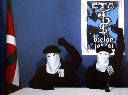 Tres etarras anunciando "el cese definitivo de la actividad armada" de ETA.