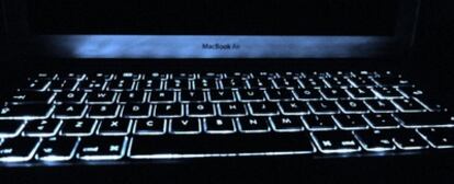 Teclado retroiluminado en un MacBook.