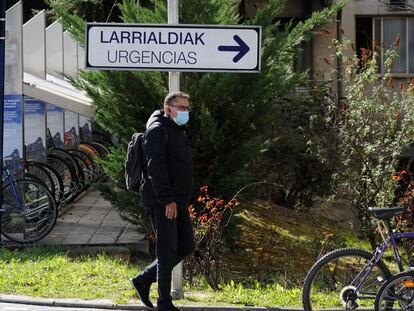 Un hombre pasea en el perímetro del hospital de Txagorritxu, en Vitoria.