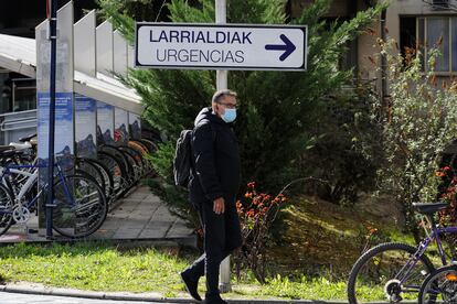 Homem caminha no perímetro do hospital de Txagorritxu, em Vitoria.