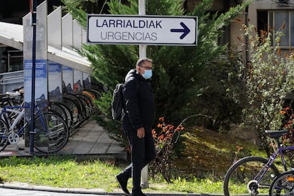 Un hombre pasea en el perímetro del hospital de Txagorritxu, en Vitoria.