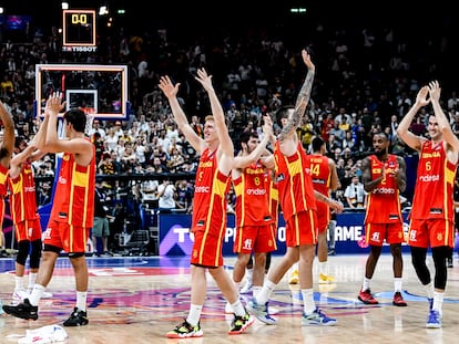 Los jugadores de España celebran la victoria contra Alemania en las semifinales del Eurobasket este viernes.