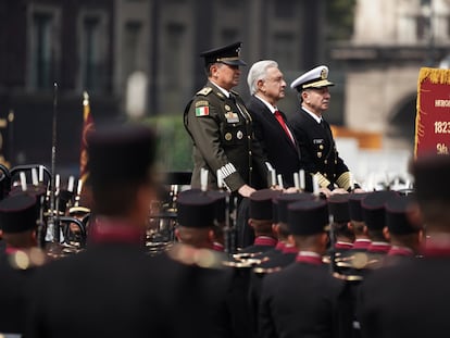 El presidente López Obrador acompañado del secretario de la Defensa Nacional, Crescencio Sandoval y el Almirante José Rafael Ojeda secretario de Marina.