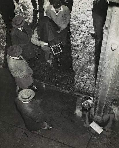 'Human Head Cake Box Uuders (Circa 1940). Weegee