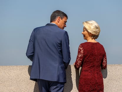 El presidente del Gobierno, Pedro Sánchez, conversa con la presidenta de la Comisión Europea, Ursula von der Leyen, el pasado mes de julio en Madrid.