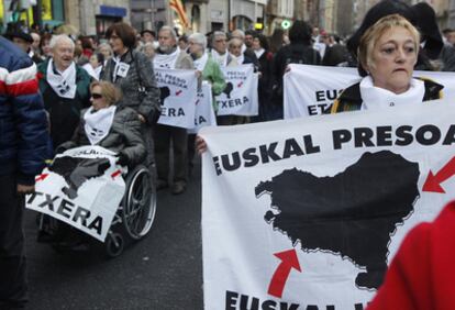 Un grupo de familiares de presos de ETA en la manifestación del pasado sábado, en Bilbao.