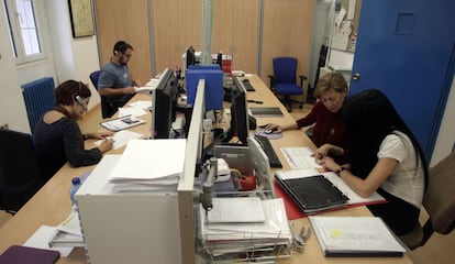 LA ONT EN ACCIÓN. Esta esa la sala en que se coordinan los trasplantes, en la sede central de la Organización Nacional de Trasplantes en Madrid. A la izquierda, David Uruñuela y Silvia Martín, dos de los coordinadores, junto a otras dos trabajadoras, la semana pasada.