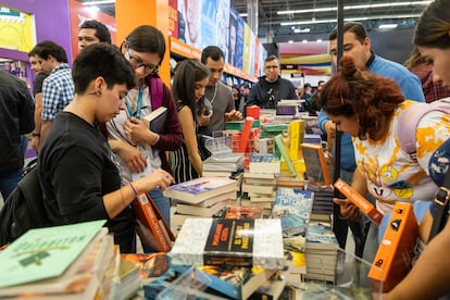 Jóvenes lectores en la Feria Internacional del Libro en Guadalajara.