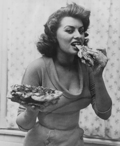 Sofia Loren menjant-se una pizza el 1954.