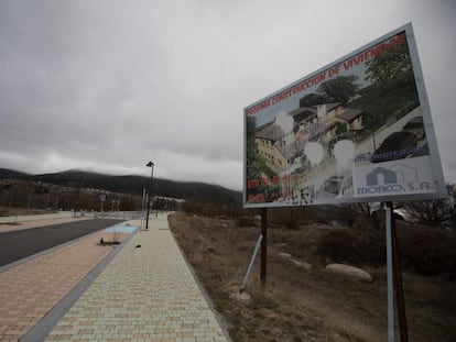 Un cartel anuncia viviendas en la zona de El Ensanche de El Escorial.