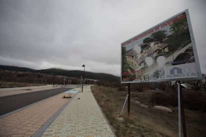 Un cartel anuncia viviendas en la zona de El Ensanche de El Escorial.