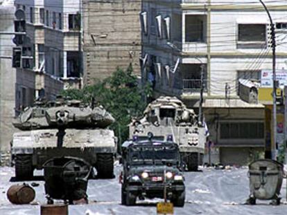 Blindados israelíes patrullaban ayer por el centro de la ciudad de Nablús, en Cisjordania.