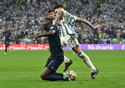 Nicolas Otamendi hace un penalti al francés Randal Kolo Muani.