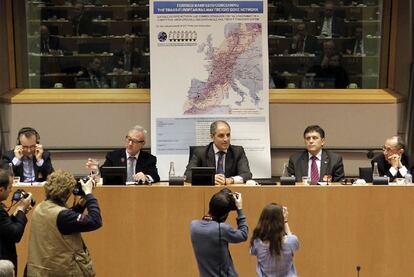 En el centro, el presidente Francisco Camps ayer en Bruselas, con el resto de representantes de regiones afectadas por el corredor.