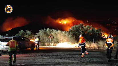 El incendio en Montitxelvo, a primera hora de la noche, en una imagen del Consorcio de bomberos de Valencia.