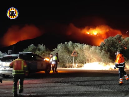 El incendio en Montitxelvo, a primera hora de la noche, en una imagen del Consorcio de bomberos de Valencia.
