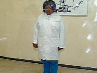 Araceli Vázquez es presentada con una bata y peluca como la homicida de adultas mayores en conferencia de prensa el 1 de abril de 2004.