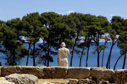 Escultura del dios Esculapio, en las ruinas de Empúries, en Girona.