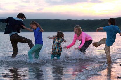 Rosamunde Pike, Ben Miller, Emilia Jones, Harriet Turnbull y Lewis Davie en?Nuestro ltimo verano en Escocia (2015).