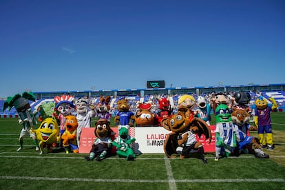 Los participantes celebran la segunda edición de LALIGA DE LAS MASCOTAS en el Estadio Municipal de Butarque, en Leganés (Madrid).