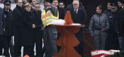 La canciller Angela Merkel, con ministros del gobierno, visitan el lugar del atentado en Berl&iacute;n