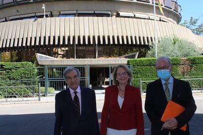 Los miembros del PP que recurrieron ante el Tribunal Constitucional la ley del aborto de 2010. De izquierda a derecha, Luis Peral, exsenador; Lourdes Méndez, ahora diputada por Vox; y José Eugenio Azpiroz, exdiputado, frente a la fachada del tribunal el pasado junio.