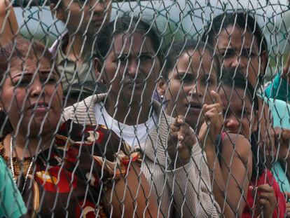 Familiares de los recluidos esperan noticias tras el motín.