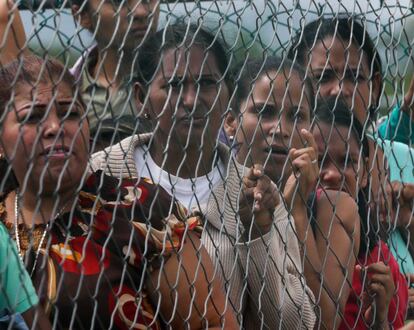 Familiares de los recluidos esperan noticias tras el motín.