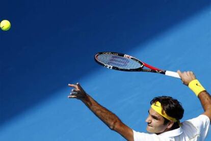Federer, en un servicio durante su partido ante Warinka.