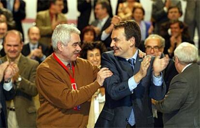 Pasqual Maragall y José Luis Rodríguez Zapatero, en el cierre de la Conferencia Política del PSOE en Madrid.