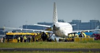 Un avi&oacute;n de la compa&ntilde;&iacute;a Vueling aterrizando.