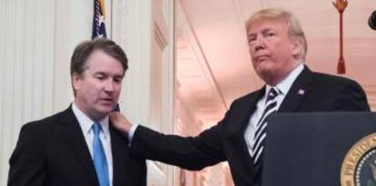 Brett Kavanaugh e o presidente dos EUA, Donald Trump, durante a cerimônia em que foi nomeado juiz da Suprema Corte, no dia 8.