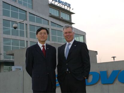 Steve Ward y Yuanquing Yang, frente a la sede de Lenovo, en Pekín.