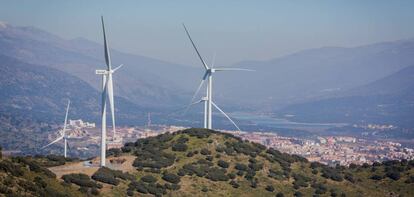 Molinos de viento en la Sierra del Merengue, en Plasencia.