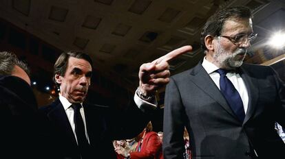 El líder del PP, Mariano Rajoy, junto a José María Aznar, en la Convención Nacional que el Partido Popular celebra en Madrid.