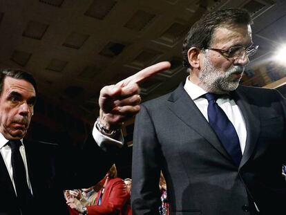 El l&iacute;der del PP, Mariano Rajoy, junto a Jos&eacute; Mar&iacute;a Aznar, en la Convenci&oacute;n Nacional que el Partido Popular celebra en Madrid. 