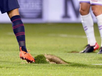 Uno de los montículos aparecidos en el Nuevo José Zorrilla durante el Valladolid-Barcelona.