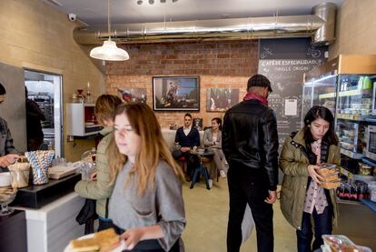 En pleno barrio tecnológico de 22@, en el Poble Nou, se encuentra este establecimiento de comida para llevar que destaca por la calidad de sus productos, su oferta de zumos y cerveza de jengibre fermentado y por la variedad de sus propuestas, con especialidades sudafricanas como el babootie.